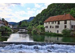 Maison de caractère du XIXᵉ siècle au cœur de Lods  au bord de la Loue