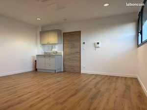 Local professionnel - parking privé - accès PMR