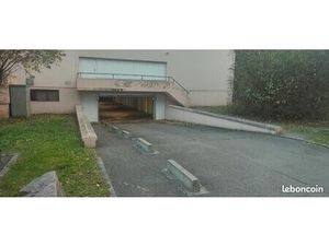 Garage souterrain fermé et sécurisé