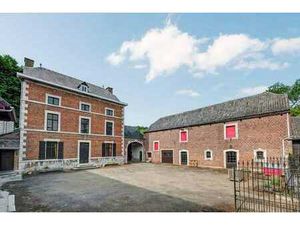Magnifigue ferme en bordure de rivière