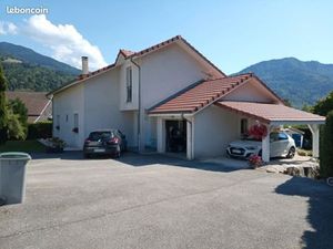 Maison contemporaine spacieuse et lumineuse