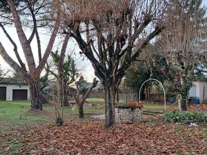 Terrain 1795m² clôturé  viabilisé avec maison et dépendances