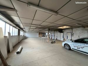 Local professionnel dans zone industrielle