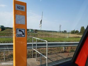 Terrain constructible vitrine depuis l'A64 en zone industrielle
