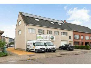 Maison avec espace bureau et un immense entrepôt