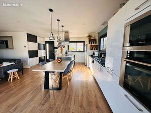 Maison T4 plein pieds avec piscine   terrain 676m²