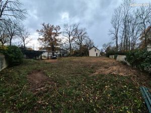 Terrain constructible de 693 m² avec garage / grange existant – Secteur résidentiel recher