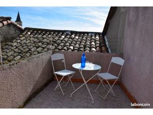 Appartement meublé/renové 2 E étage Centre Ville