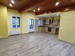 Maison appartement rénovée 3 chambres  balcon  stationnement  Village calme proche de Lour