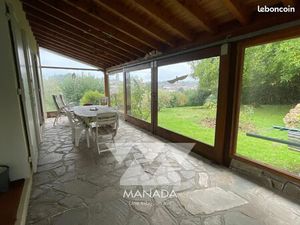 CHALUS – Maison avec jardin et garages