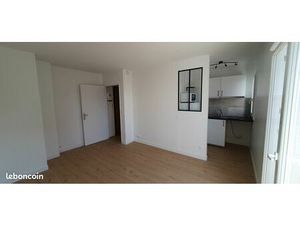 Studio très lumineux  calme  refait à neuf et parking extérieur  au pied des commerces et 