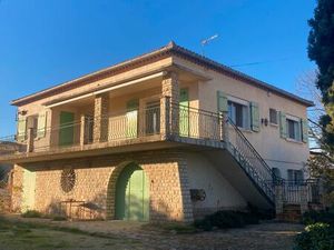 Maison robuste de 222 m2 de surface totale dont 121 m2 habitable sur 670 m2 de jardin