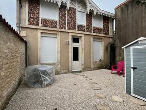 Charmante maison meublée avec cour privée