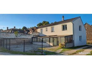 Maison à louer Nailly■Comprend au rez-de-chaussée une grande véranda  une pièce de vie  cu