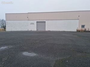 Atelier 1300m2 avec parking