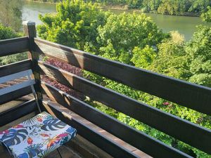 Avec une vue et accès direct aux berges de Seine Situation privilégiée pour cette maison à