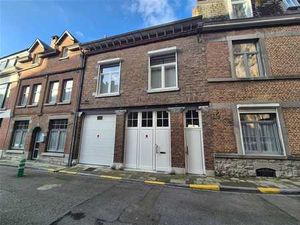 Maison bel-étage avec 2 garages dans le centre de Dinant