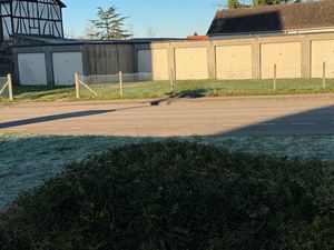 8 garages et 1 entrepôt à vendre