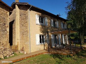 Maison de 92 m2  5 pièces  3 chambres. Terrain de 735 m2