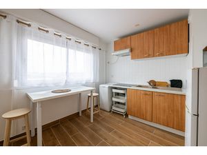 Studio meublé 23 m2 en parfait état dernier étage avec asc