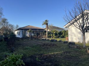 Maison de plain pied 3 chambres  garage  beau jardin 1200m2