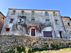 CO-EXCLUSIVITÉ: A COMBAILLAUX: Grand maison de village à rén