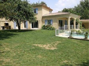 Villa pleine de charme avec piscine