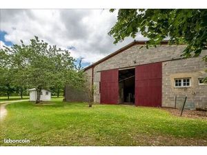 Batiment avec habitation