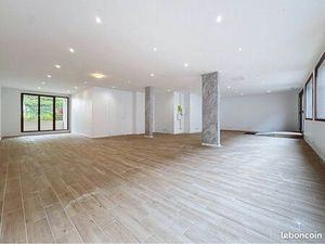 Local professionnel divisible - centre ville LINAS - 3 VITRINES - accès N20 / N104