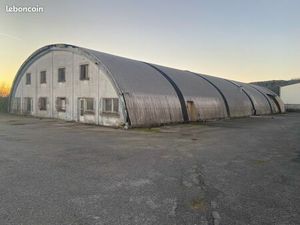 Grand batiment de stockage 1200 m2