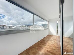 T2 climatisé – Loggia + Parking – Tout à pied | À l’année – Le Lavandou