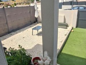 Maison familiale récente avec extérieur