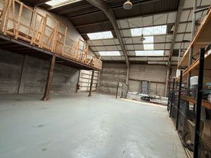 Dépôt / atelier de menuisé 240 m2 grande hauteur
