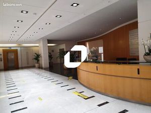 Bureau 928 m²