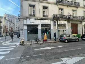 50m PLACE DE L’ÉTOILE CAFÉ 105m2 QUARTIER DYNAMIQUE 13 MLINEAIRES DE VITRINES