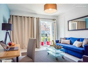 Centre ville  grand studio avec cuisine séparée. Lumineux