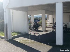 Parking ext Couvert PMR / Sécurisé par barrière avec bip