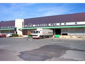 Local logistique 2 233 m²