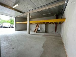 Local dépôt stockage 100 m2 et parking