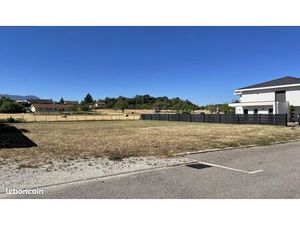 RARE - Terrain viabilisé plat de 758m2 Nord de GRENOBLE et Sud de LYON