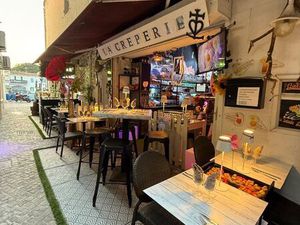 Mur et fond de commerce grau du roi centre vile