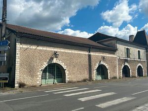 Ancien restaurant/bar de caractère – grand potentiel à 2 min du centre-ville de Neuvic (Do