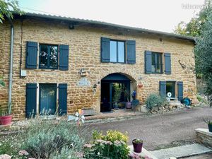 Maison en pierres dorées