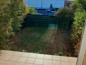 Remoulins maison mitoyenne parking jardinet