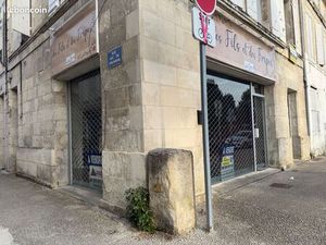 LOCAL COMMERCIAL - Angle de Rue - Libre