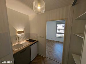 Studio rénové à louer - idéalement situé