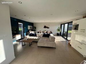 Maison plain-pied récente – Centre bourg – Calme – Garage 30 m²