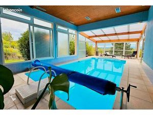 Villa 151 m² – Terrain 2 004 m² – Vue dégagée – Piscine intérieure