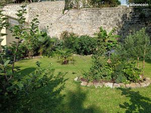 Maison  remparts  terrain 800m²  3 places de parking  la nature en plein centre-ville