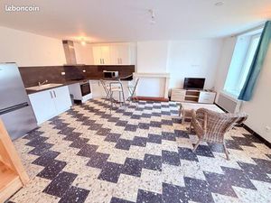 T3 Meublé 62 m² – Charentaise restaurée – Cour + Parking